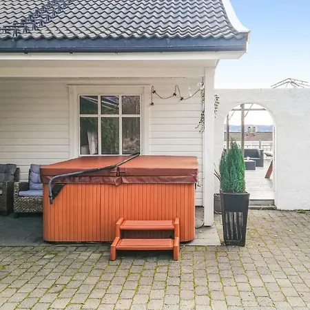 Apartment Amazing In With 3 Bedrooms, Jacuzzi And Wifi Mosterhamn